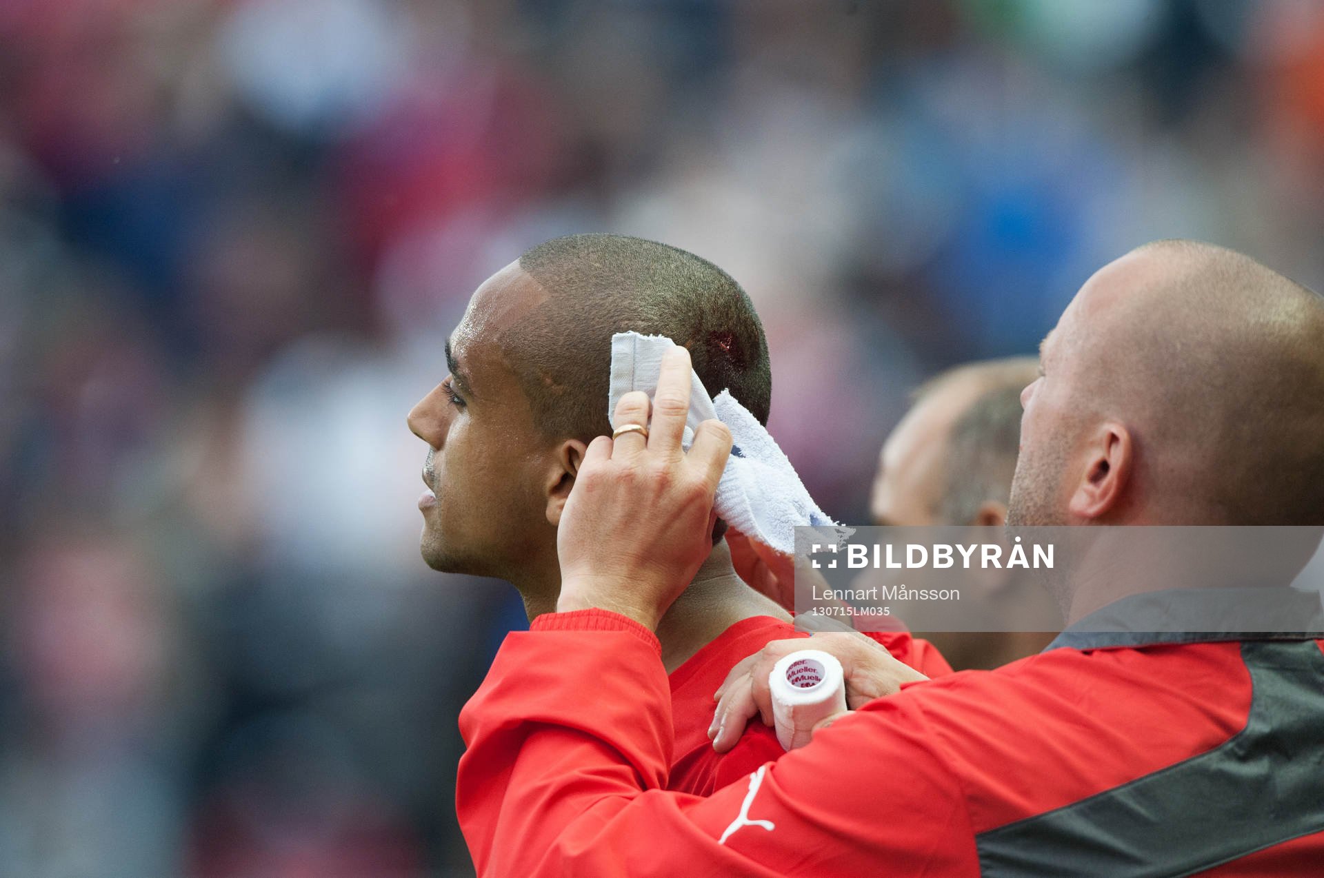Helsingborgs Walid Atta plåstras om för huvudskada, i