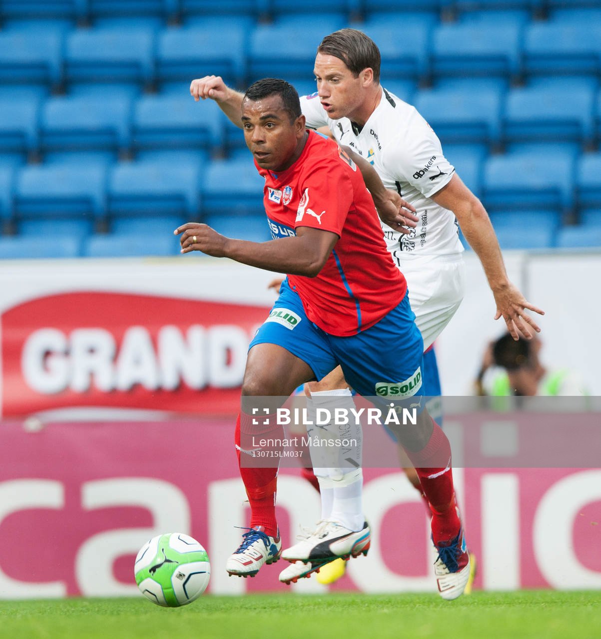 Helsingborgs Alvaro Santos jagas av Östers Johan Persson, i