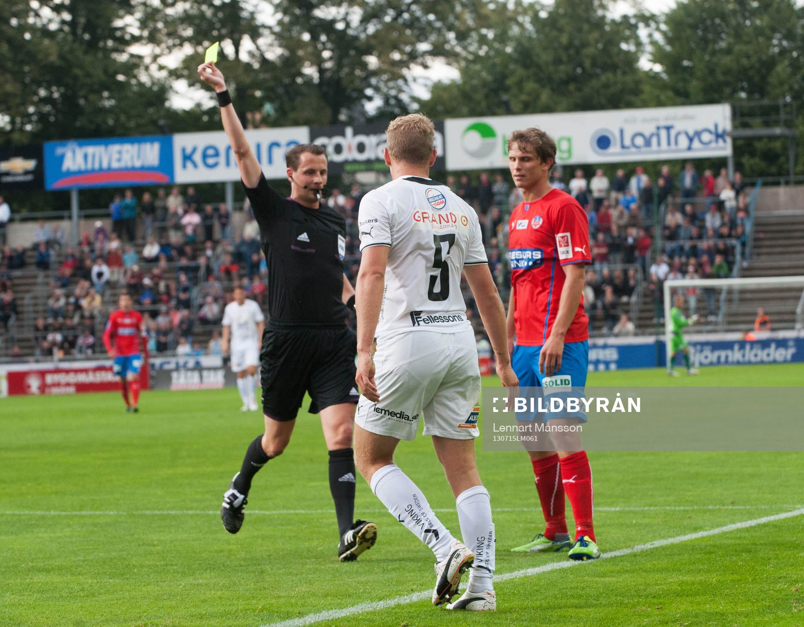 Upphovet till 2-0, David Accam, Helsingborg, fälls bryskt