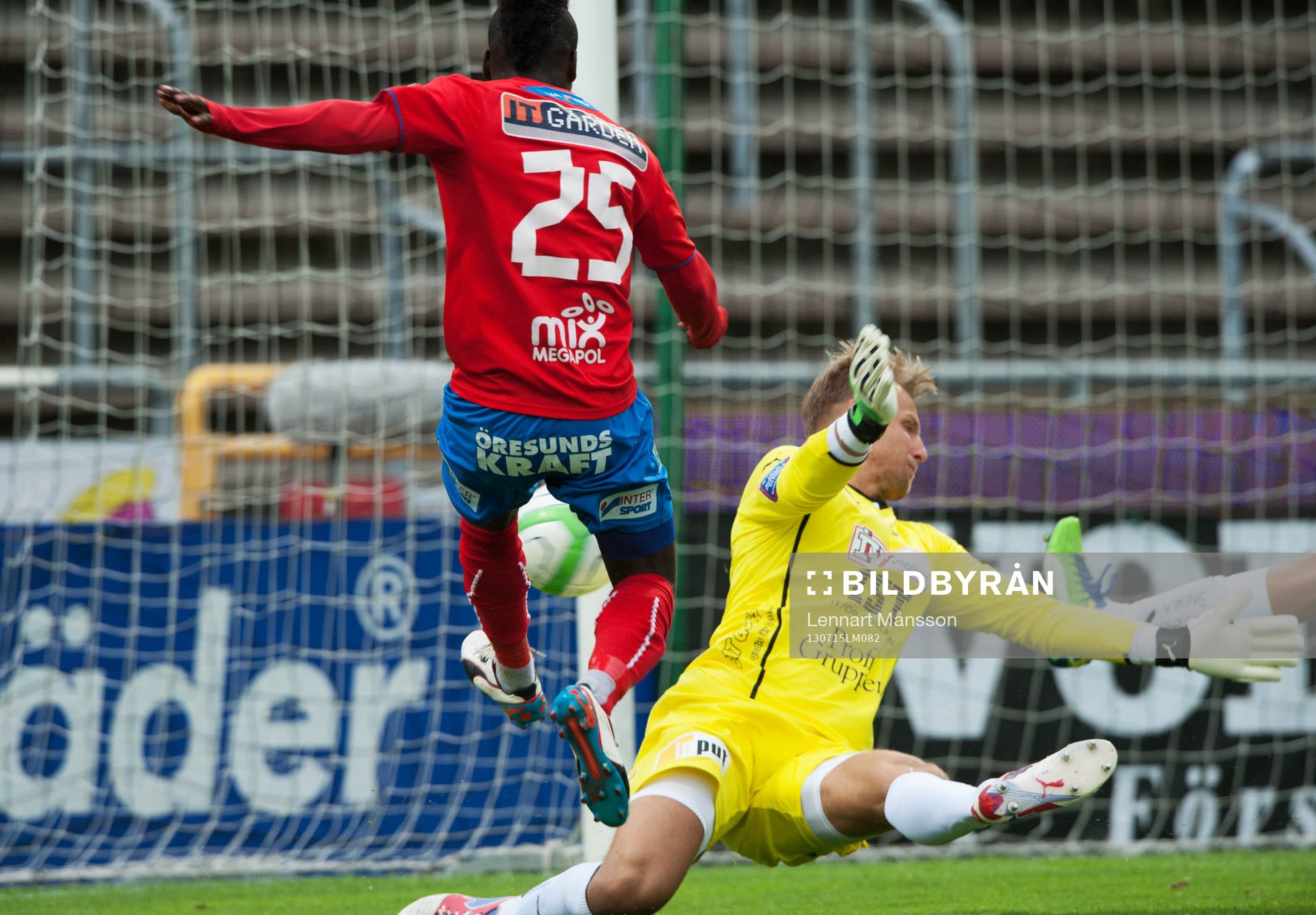 Helsingborgs David Accam fri med Östers Alexander Nadj, i