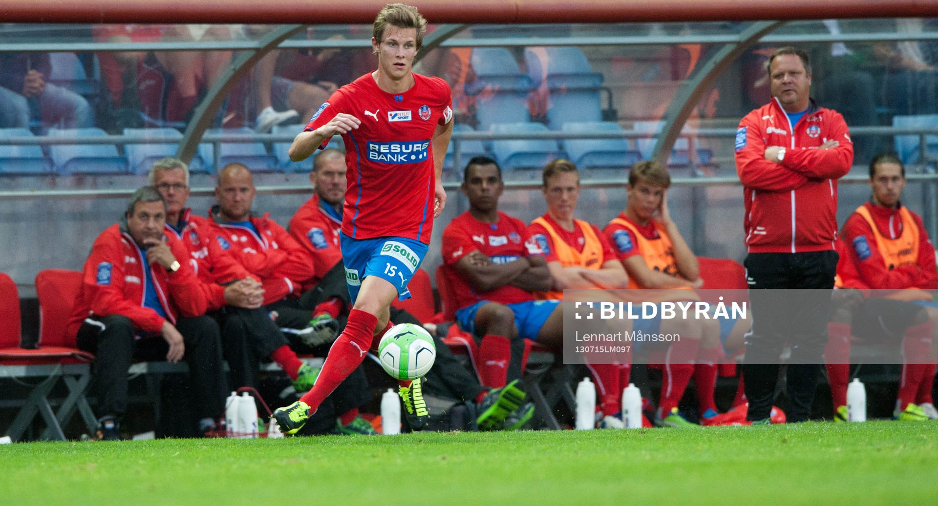 Emil Krafth, Helsingborg, framför lagledarbänken med