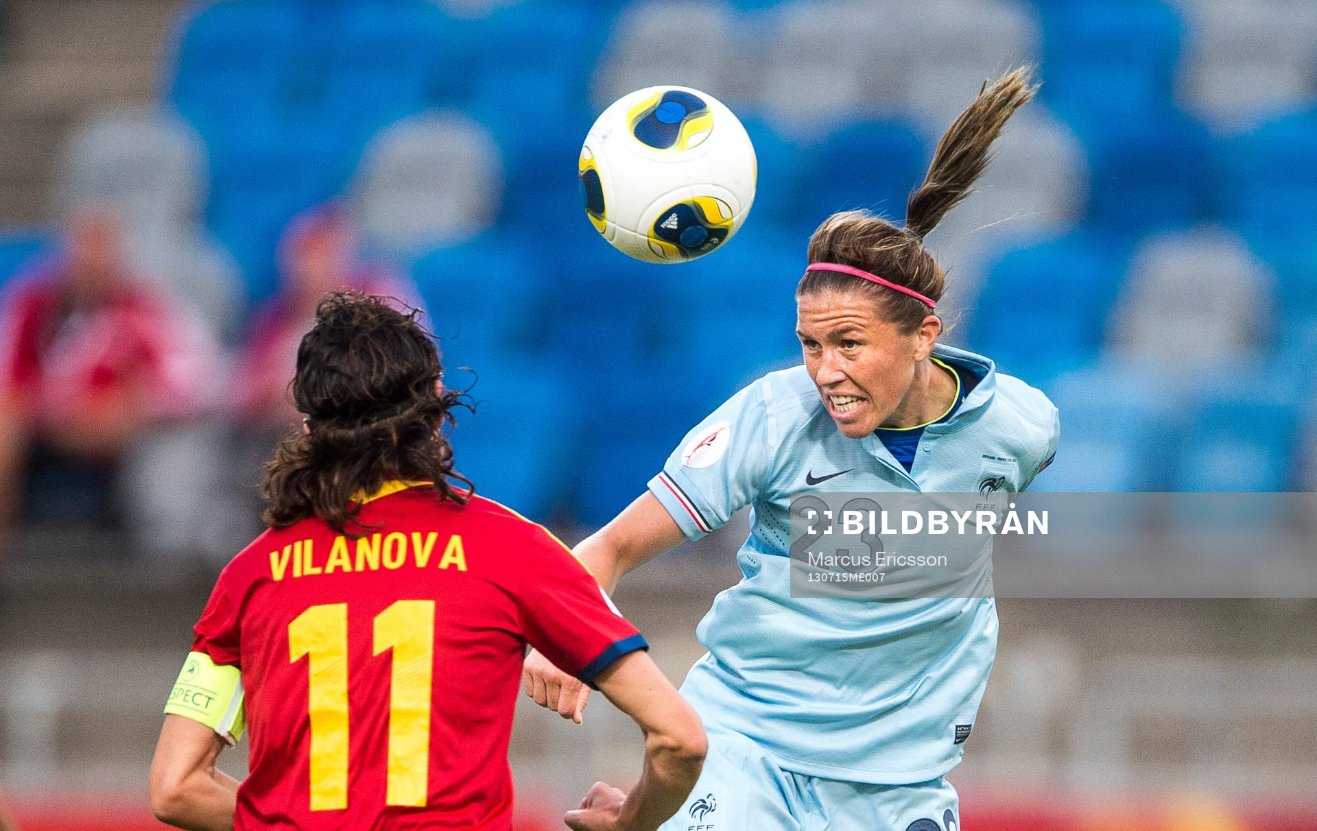 Franrkrikes Camille Abily nickar undan bollen i matchen