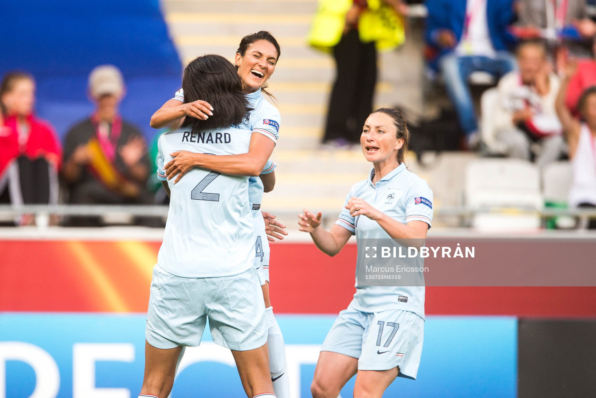 Franrkrikes Laura Georges kramar om Wendie Renard efter 1-0 i matchen mellan Spanien och Frankrike under dam-EM i fotboll den 15 juli 2013 i Norrköping.