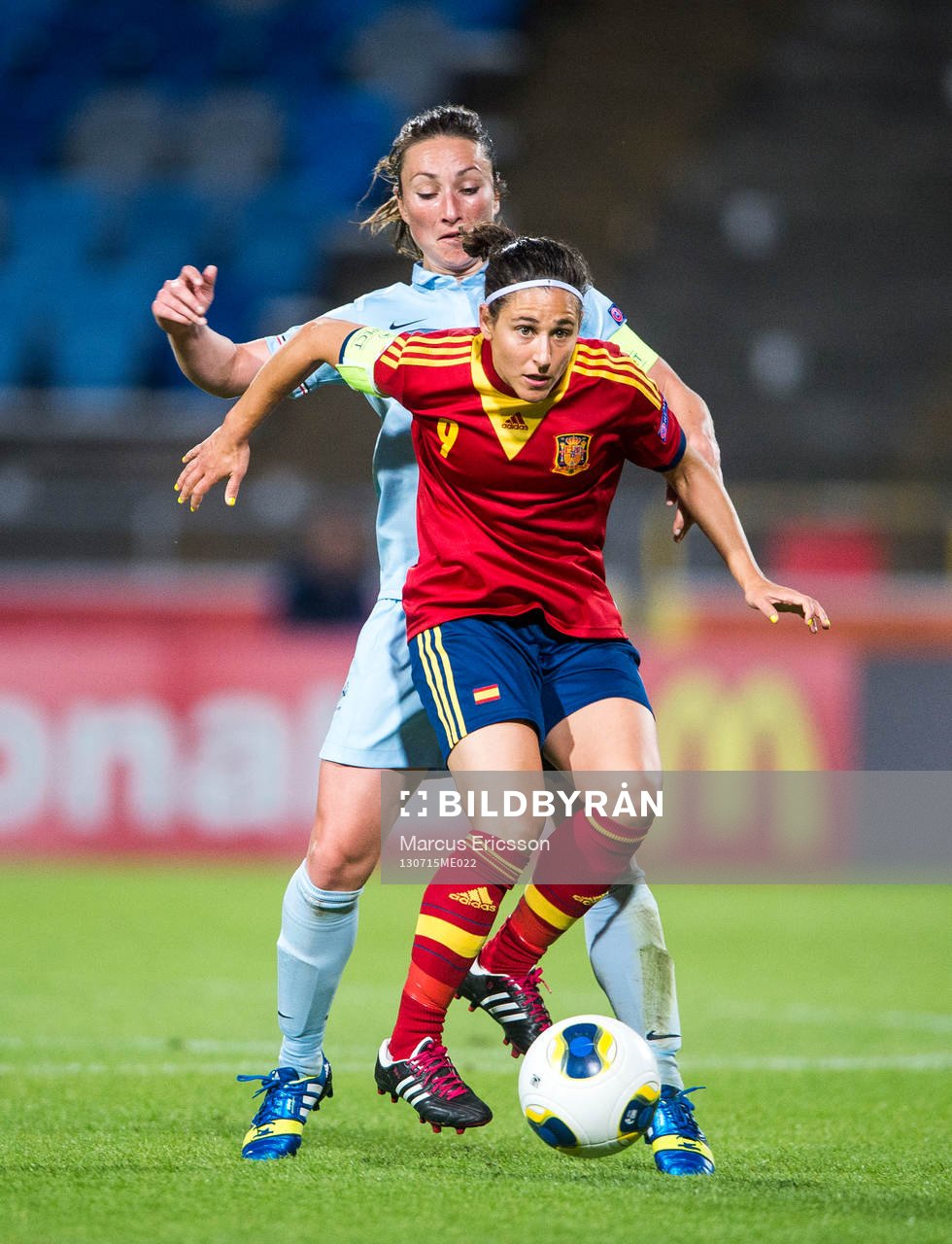 Franrkrikes Gaetane Thiney trycker till Spaniens Veronica