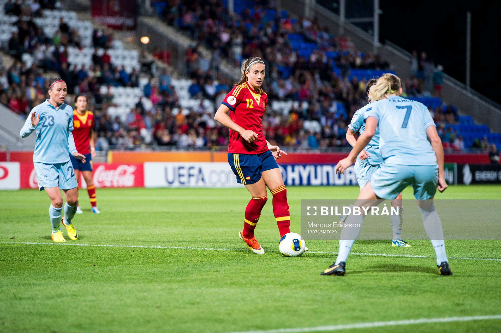 Spaniens Alexia Putellas utmanar Franrkrikes försvar i