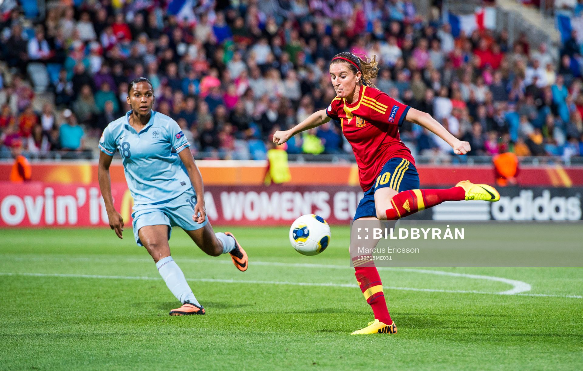 Franrkrikes Marie-Laure Delie ser Spaniens Adriana ladda