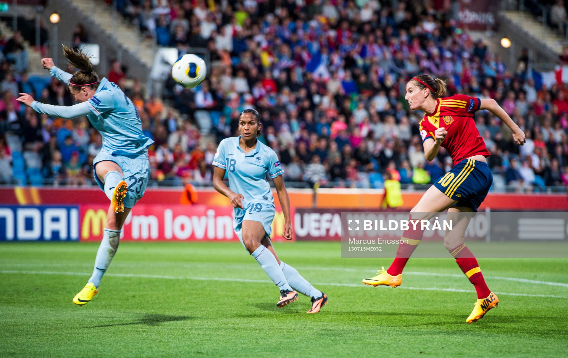 Spaniens Adriana skjuter men blockas av Franrkrikes Camille