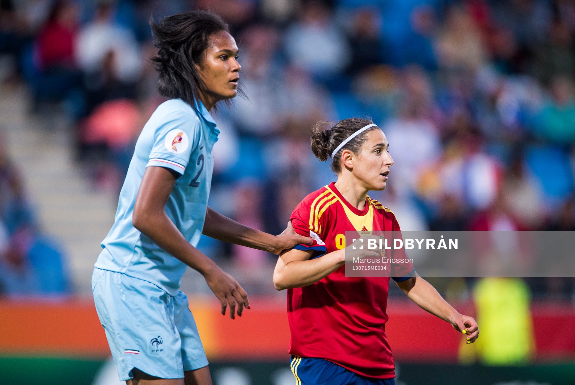 Franrkrikes Wendie Renard och Spaniens Veronica Boquete i