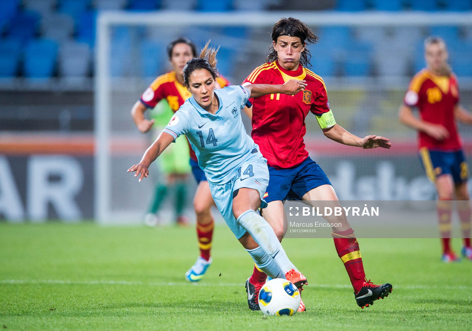 Franrkrikes Louisa Necib och Spaniens Sandra i matchen mellan Spanien och Frankrike under dam-EM i fotboll den 15 juli 2013 i Norrköping.