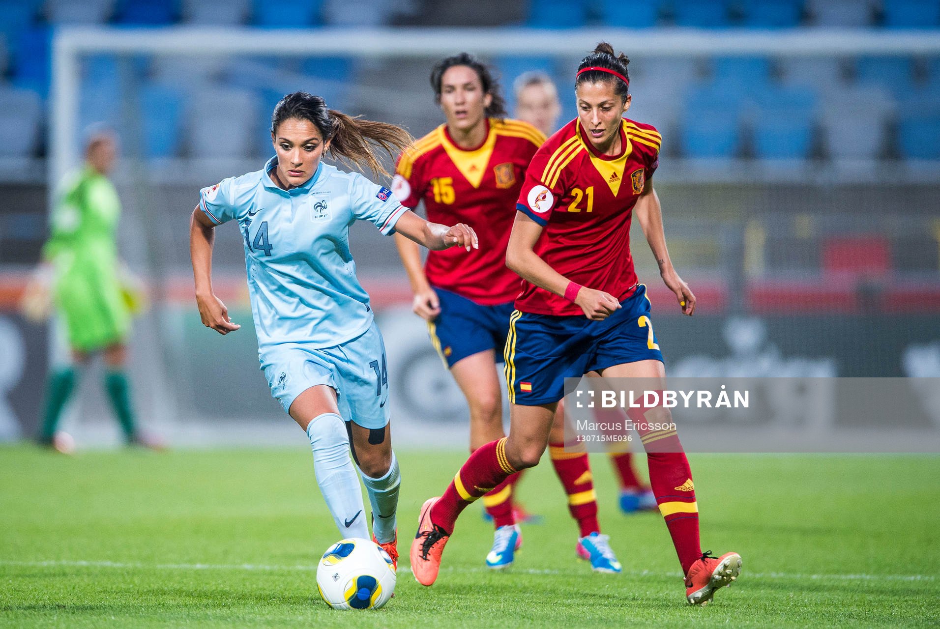 Franrkrikes Louisa Necib och Spaniens Jennifer Hermoso i matchen mellan Spanien och Frankrike under dam-EM i fotboll den 15 juli 2013 i Norrköping.