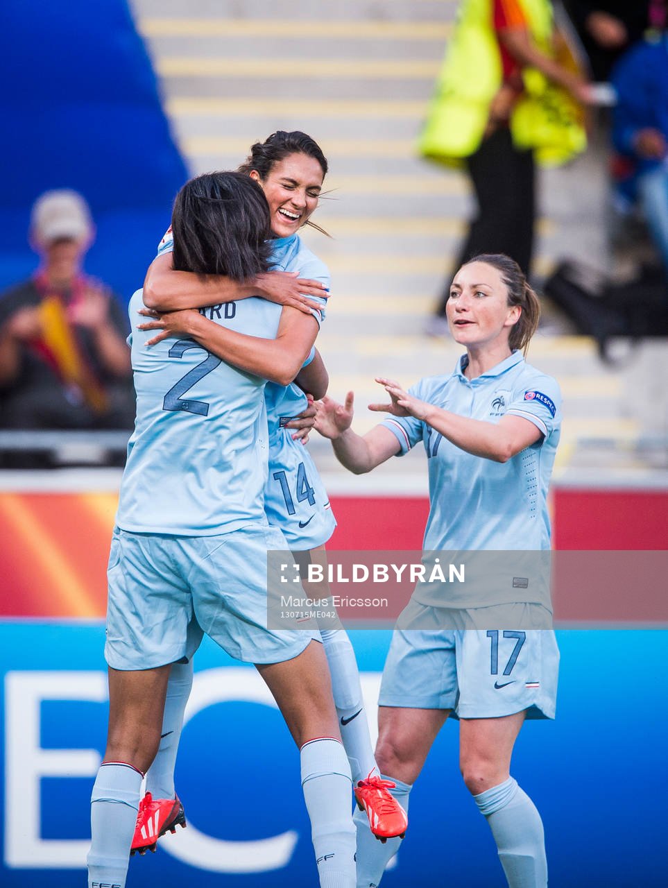 Franrkrikes Laura Georges kramar om Wendie Renard efter 1-0 i matchen mellan Spanien och Frankrike under dam-EM i fotboll den 15 juli 2013 i Norrköping.