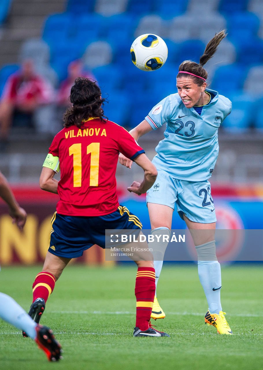 Franrkrikes Camille Abily nickar undan bollen i matchen