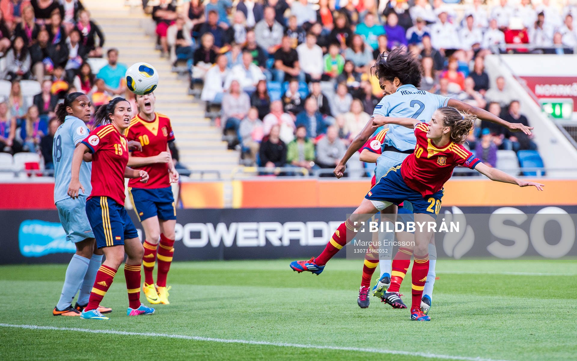 Franrkrikes Wendie Renard nickar in 1-0 i matchen mellan
