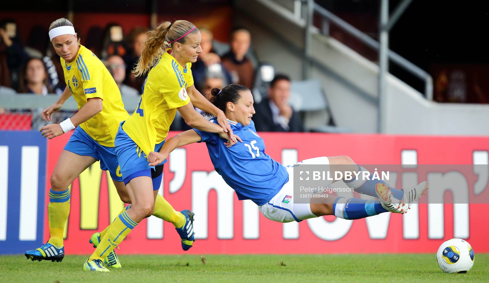 Sveriges Charlotte Rohlin och Italiens Ilaria Mauro i matchen mellan Sverige och Italien under dam-EM i fotboll den 16 juli 2013 i Halmstad. 