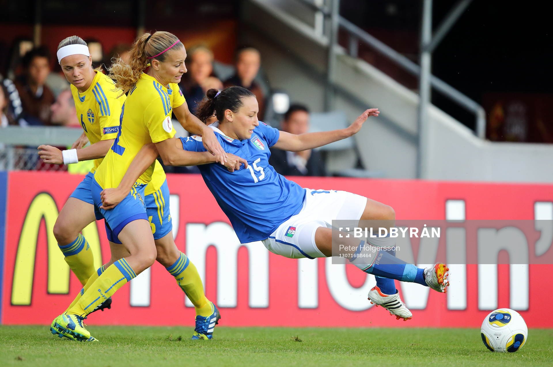 Sveriges Charlotte Rohlin och Italiens Ilaria Mauro i matchen mellan Sverige och Italien under dam-EM i fotboll den 16 juli 2013 i Halmstad. 