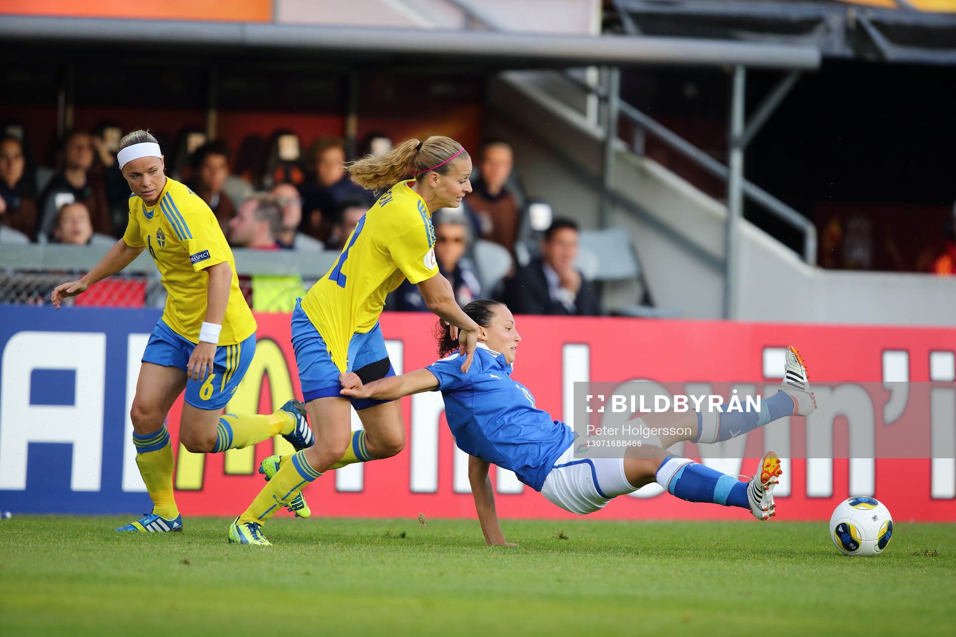 Sveriges Charlotte Rohlin och Italiens Ilaria Mauro i matchen mellan Sverige och Italien under dam-EM i fotboll den 16 juli 2013 i Halmstad. 