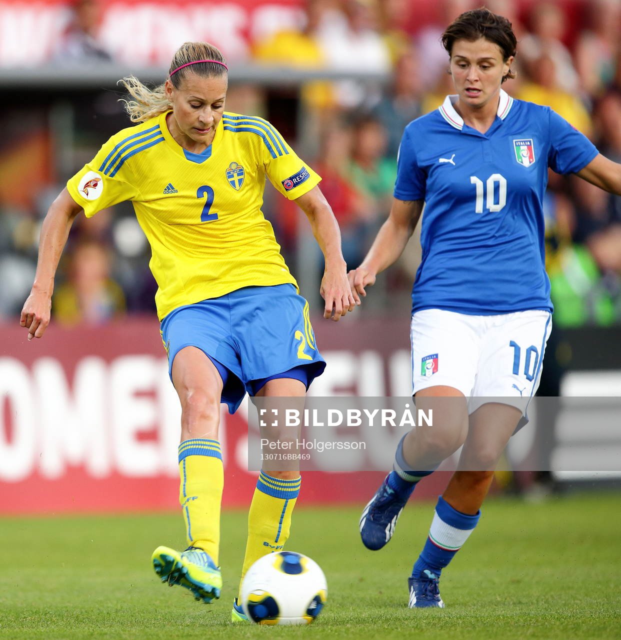 Sveriges Charlotte Rohlin och Italiens Cristiana Girelli i