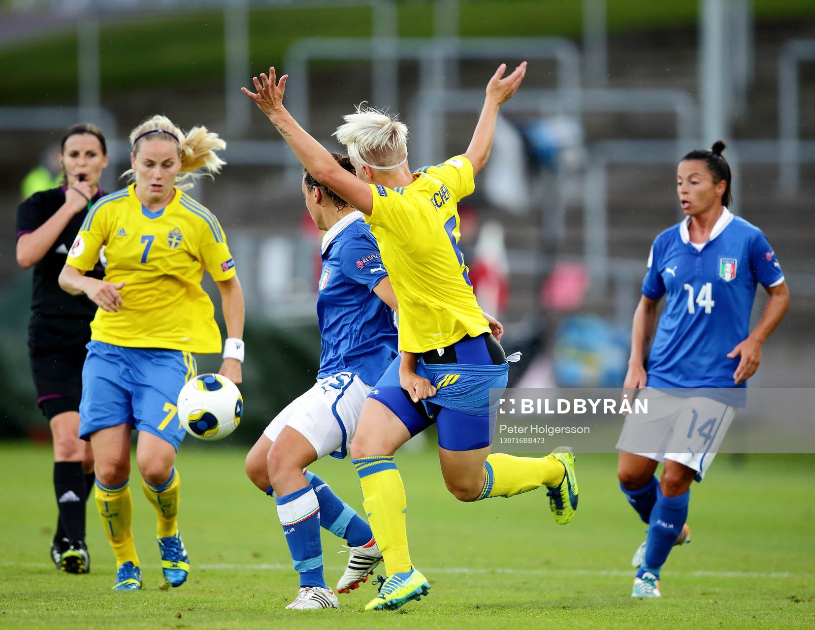 Sveriges Nilla Italiens Ilaria Mauro Fischer dragen i byxan av i matchen mellan Sverige och Italien under dam-EM i fotboll den 16 juli 2013 i Halmstad.