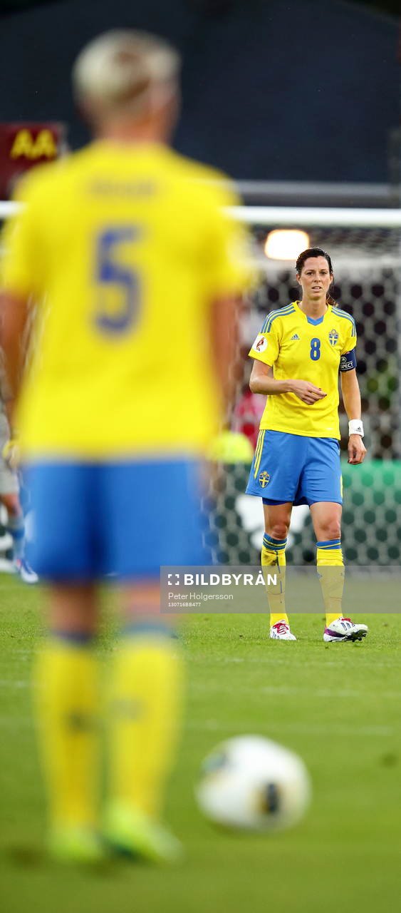 Sveriges Nilla Fischer och Lotta Schelin i matchen mellan