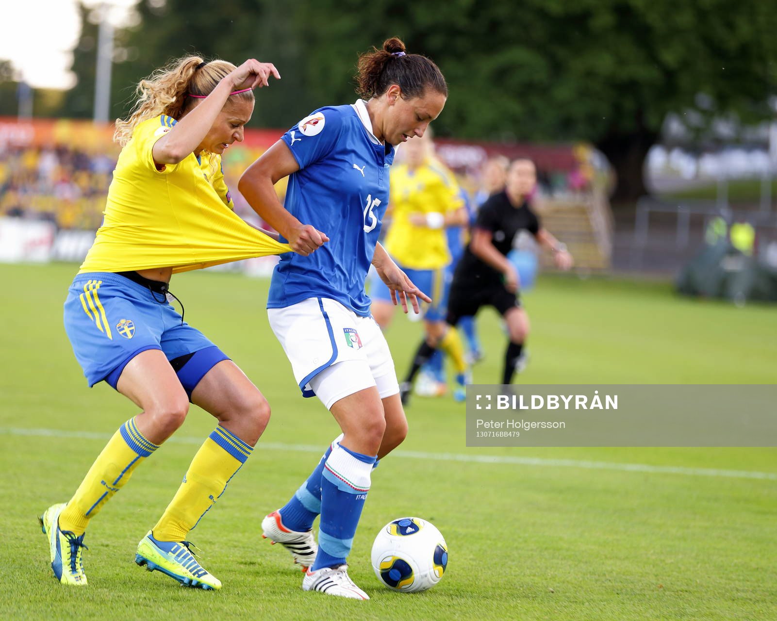Sveriges Charlotte Rohlin och Italiens Ilaria Mauro i matchen mellan Sverige och Italien under dam-EM i fotboll den 16 juli 2013 i Halmstad. 