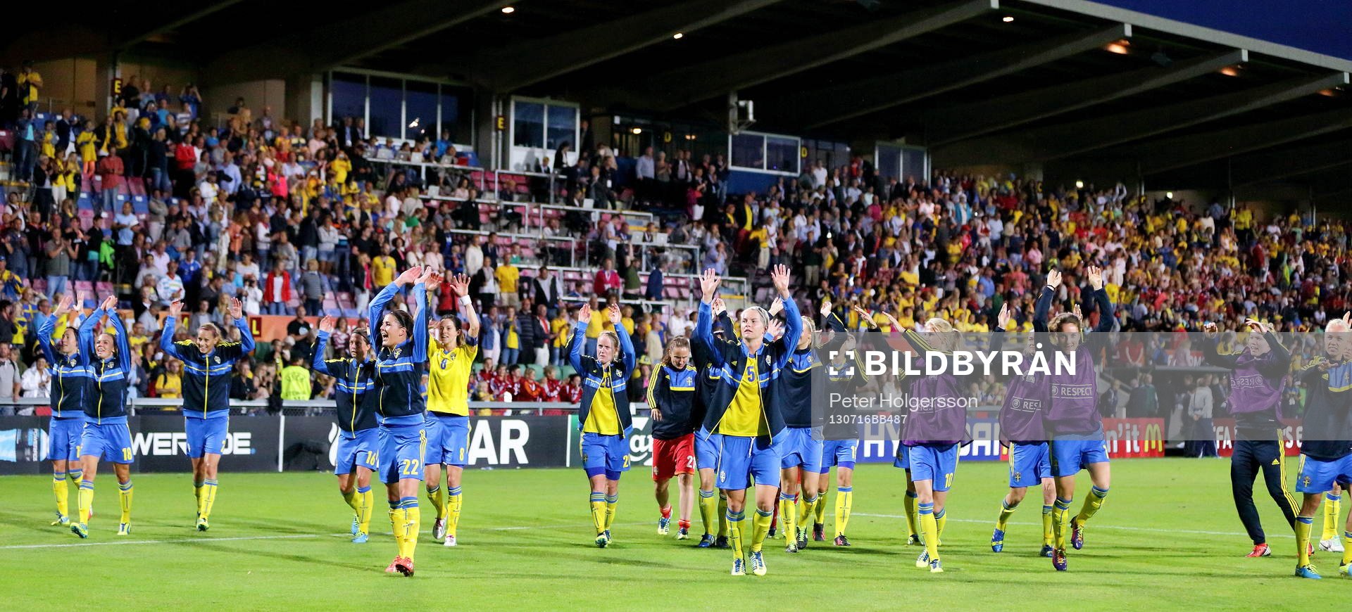 Svenska laget tackar publiken i matchen mellan Sverige och