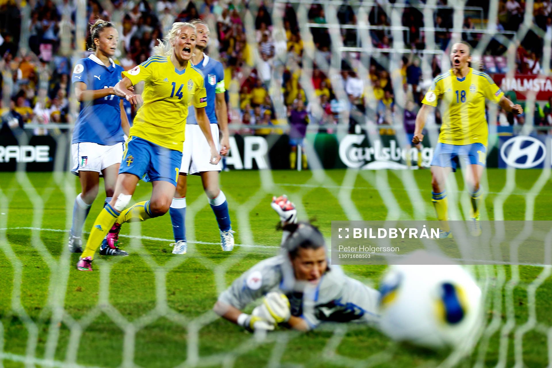 Mål 3-1 av Sveriges Josefine Öqvist som jublar medan