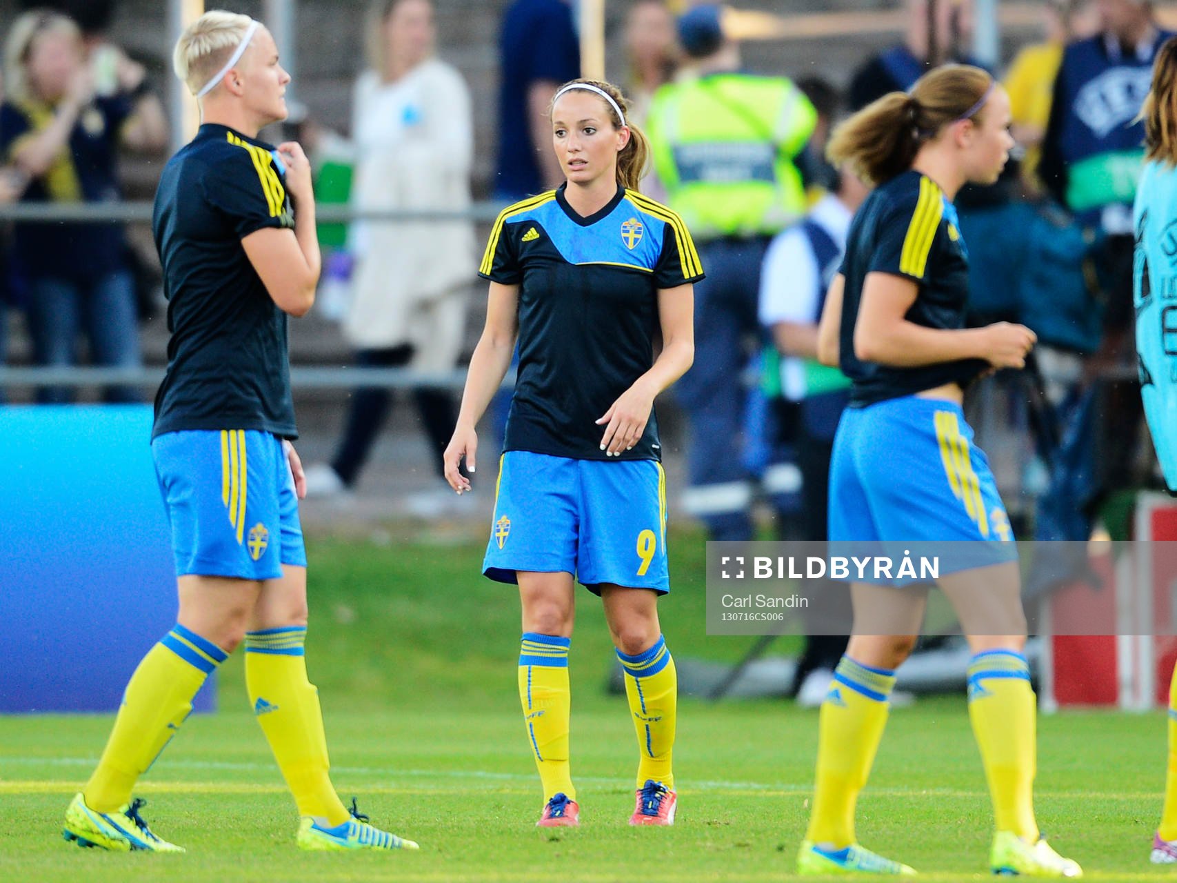 Sveriges Kosovare Asllani värmer upp innan matchen mellan