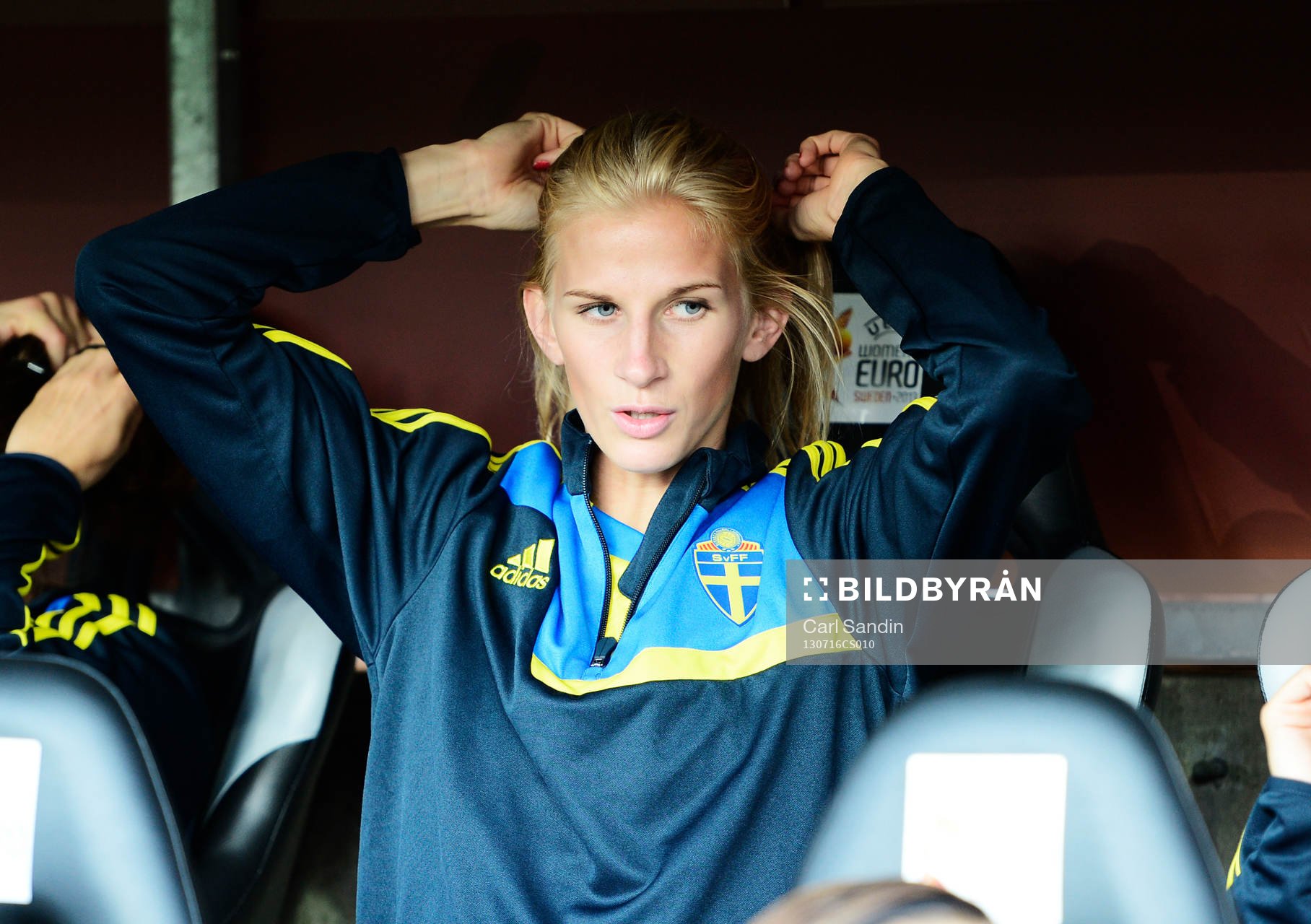 Sveriges  Sofia Jakobsson på bänken innan matchen mellan