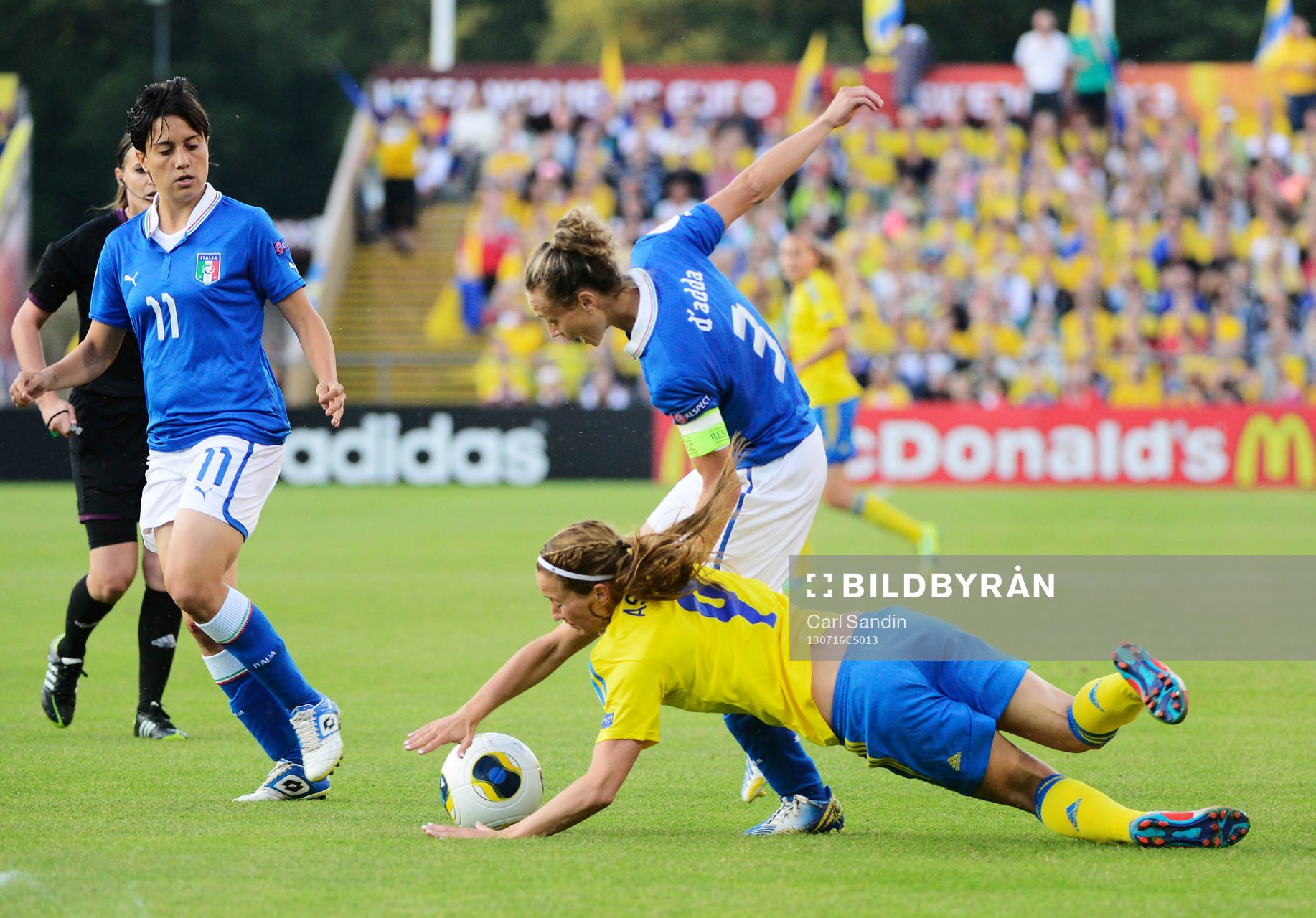 Italiens Alice Parisi och Roberta D'Adda och Sveriges Kosovare Asllani i matchen mellan Sverige och Italien under dam-EM i fotboll 16 juli 2013 i Halmstad.