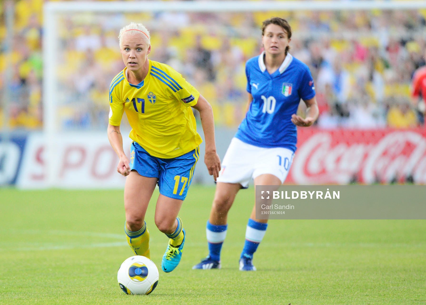 Sveriges Caroline Seger och Italiens Cristiana Girelli i