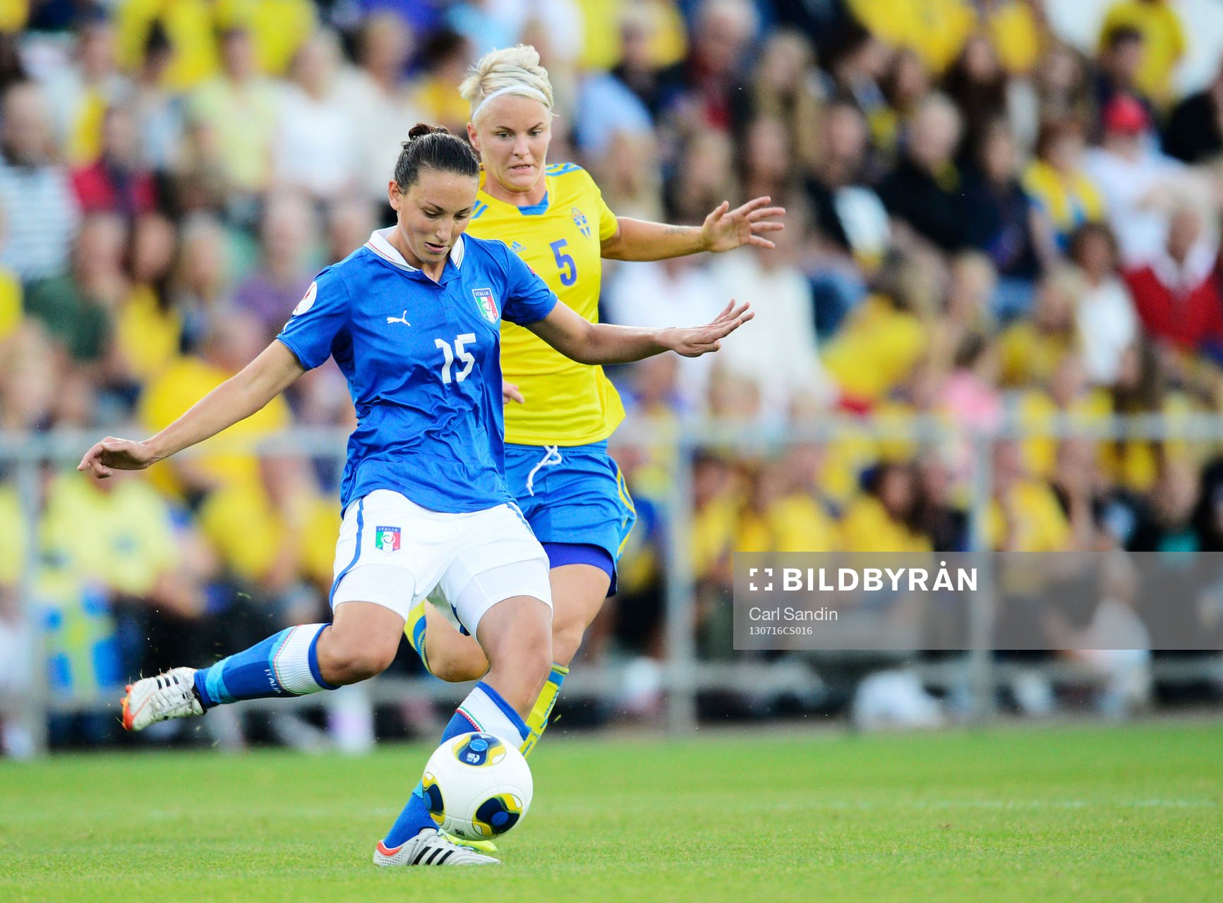 Sveriges Nilla Fischer och Italiens Ilaria Mauro i matchen mellan Sverige och Italien under dam-EM i fotboll 16 juli 2013 i Halmstad.