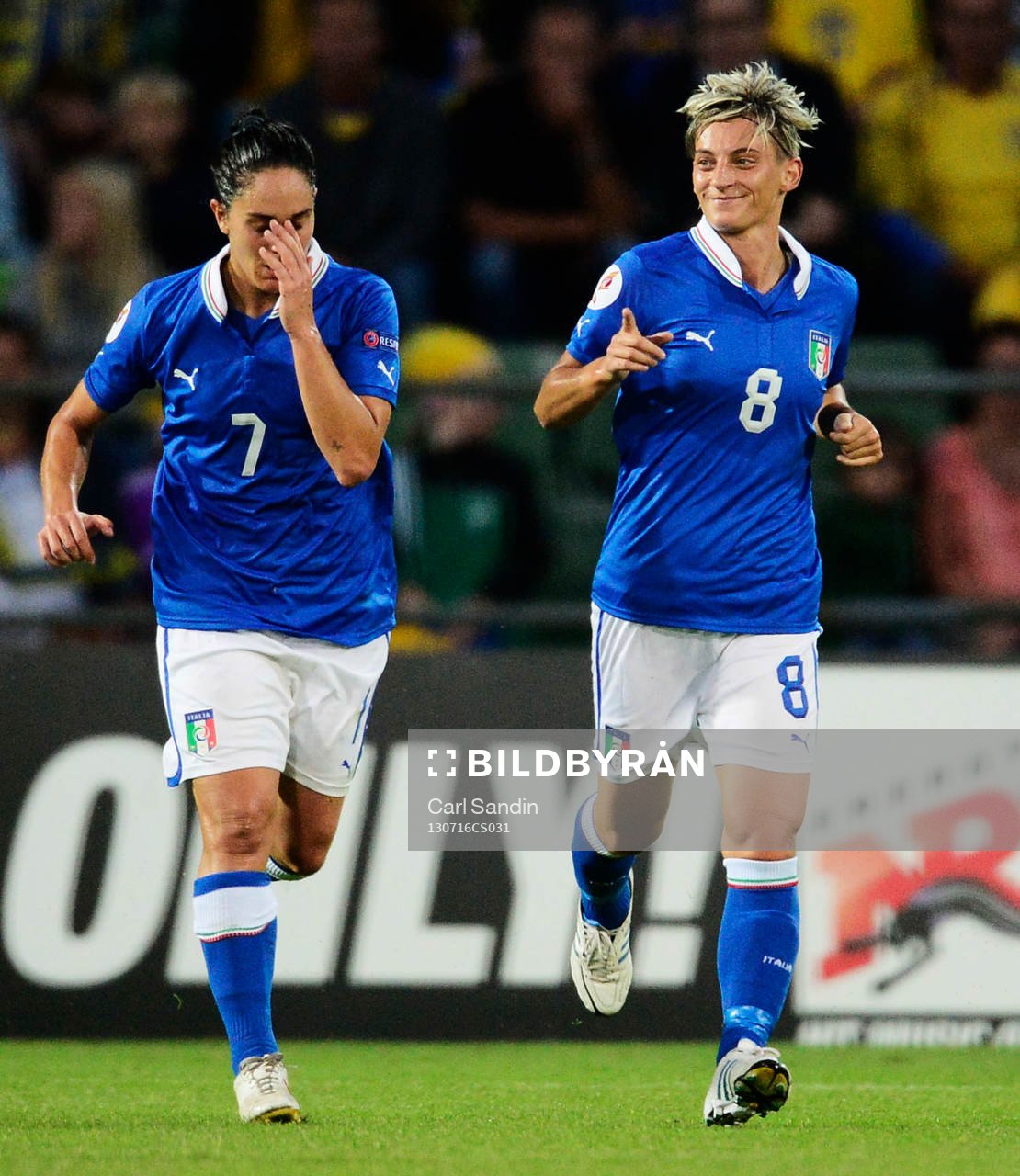 Italiens Giulia Domenichetti och målskytten Melania Gabbiadini jublar efter 3-1 målet i matchen mellan Sverige och Italien under dam-EM i fotboll 16 juli 2013 i Halmstad.