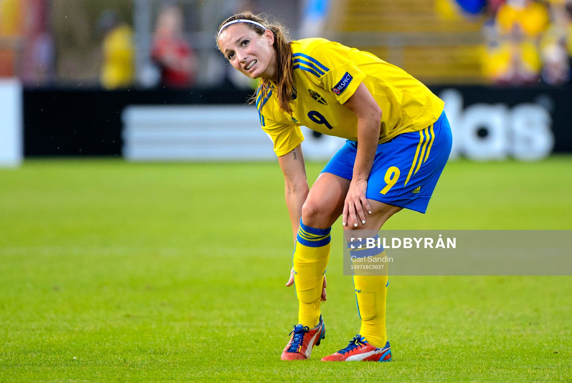 Sveriges Kosovare Asllani tar sig för höger ben i matchen