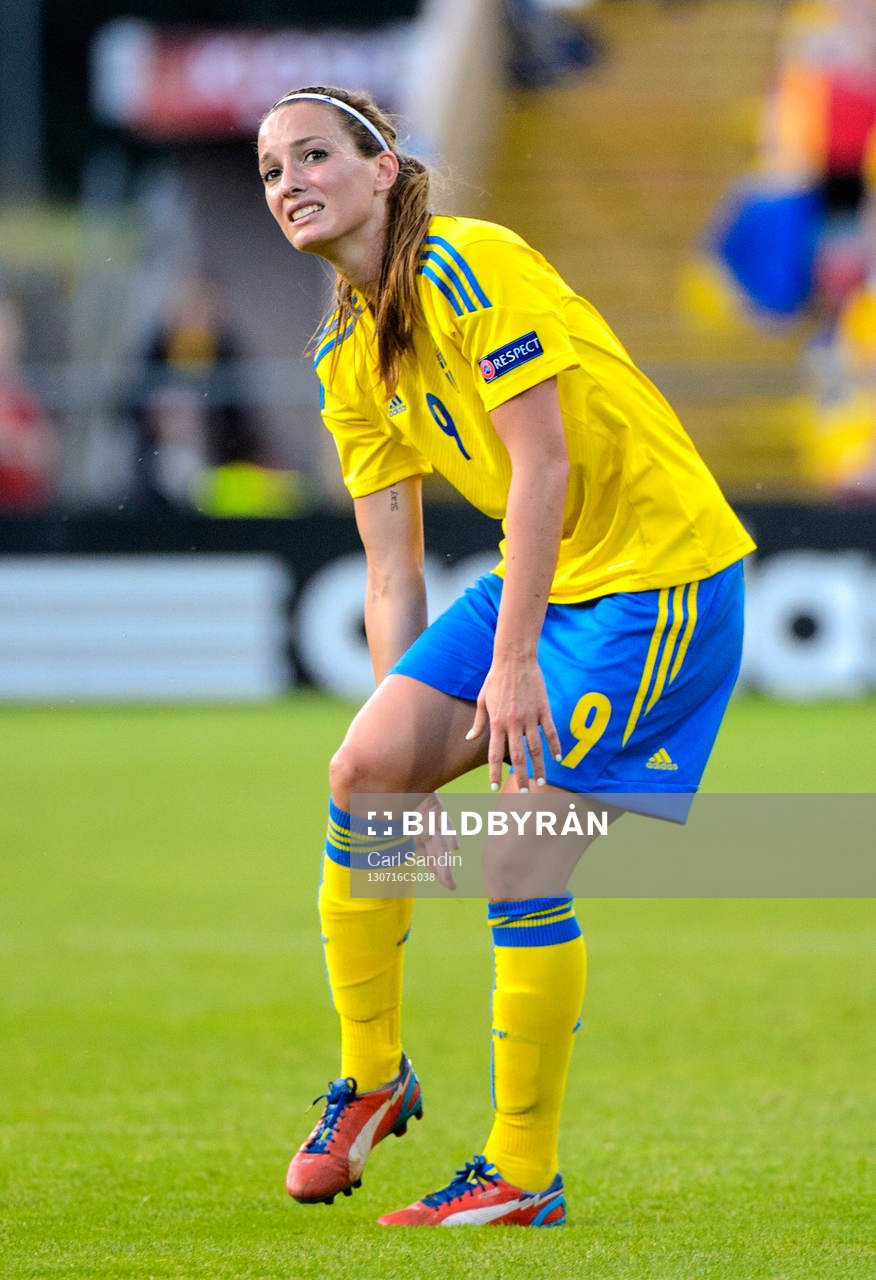 Sveriges Kosovare Asllani tar sig för höger ben i matchen