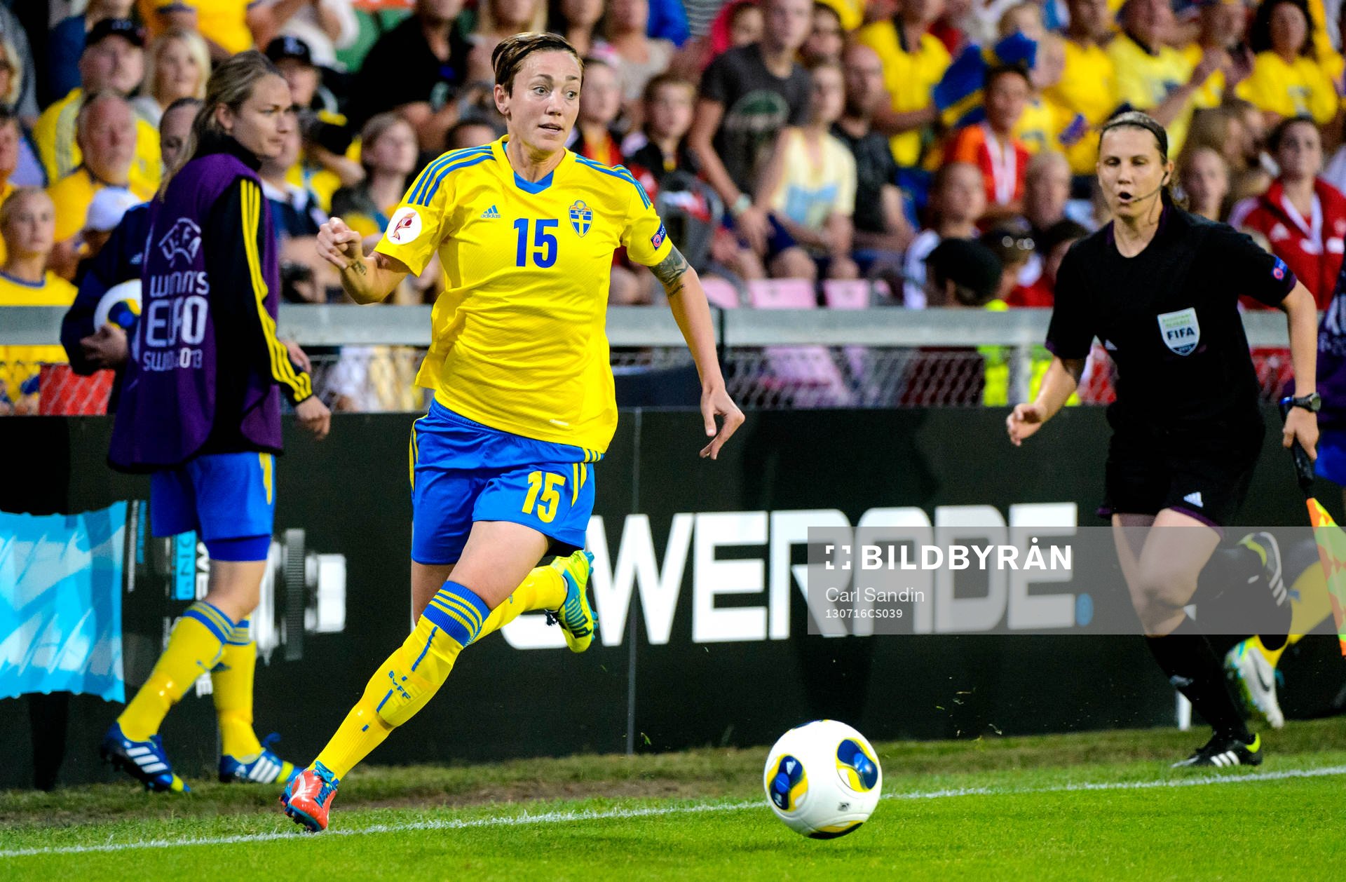 Sveriges Therese Sjögran med bollen i matchen mellan