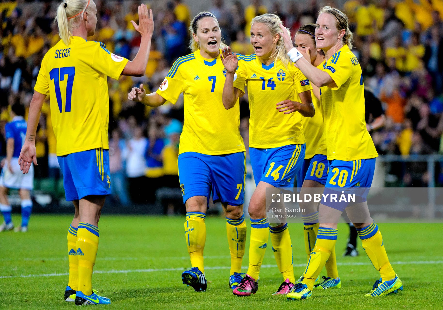 Sveriges lag firar efter 3-0 genom Josefine Öqvist  i matchen mellan Sverige och Italien under dam-EM i fotboll 16 juli 2013 i Halmstad.