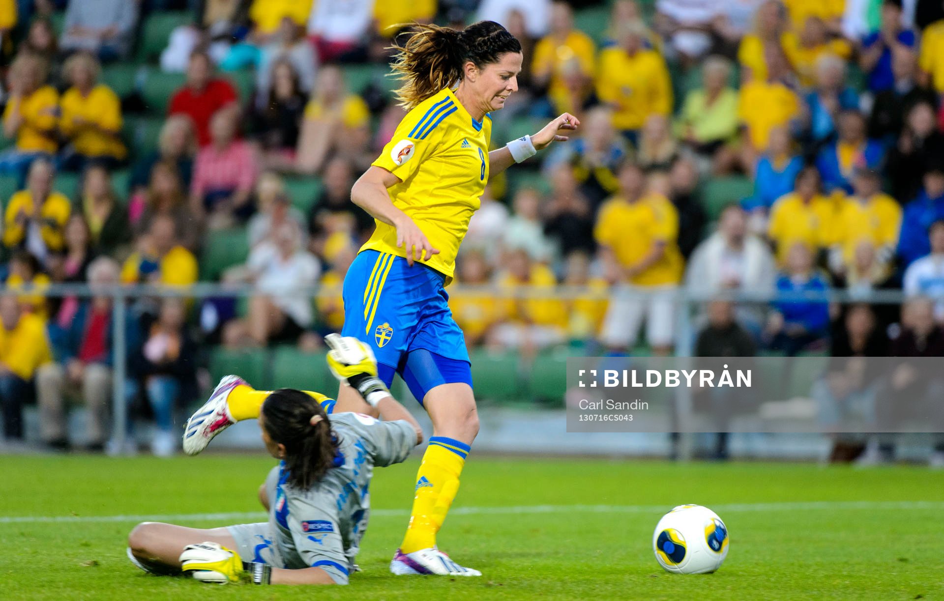 Sveriges Lotta Schelin tar sig förbi Italiens målvakt Chiara Marchitelli och gör 2-0 i matchen mellan Sverige och Italien under dam-EM i fotboll 16 juli 2013 i Halmstad.