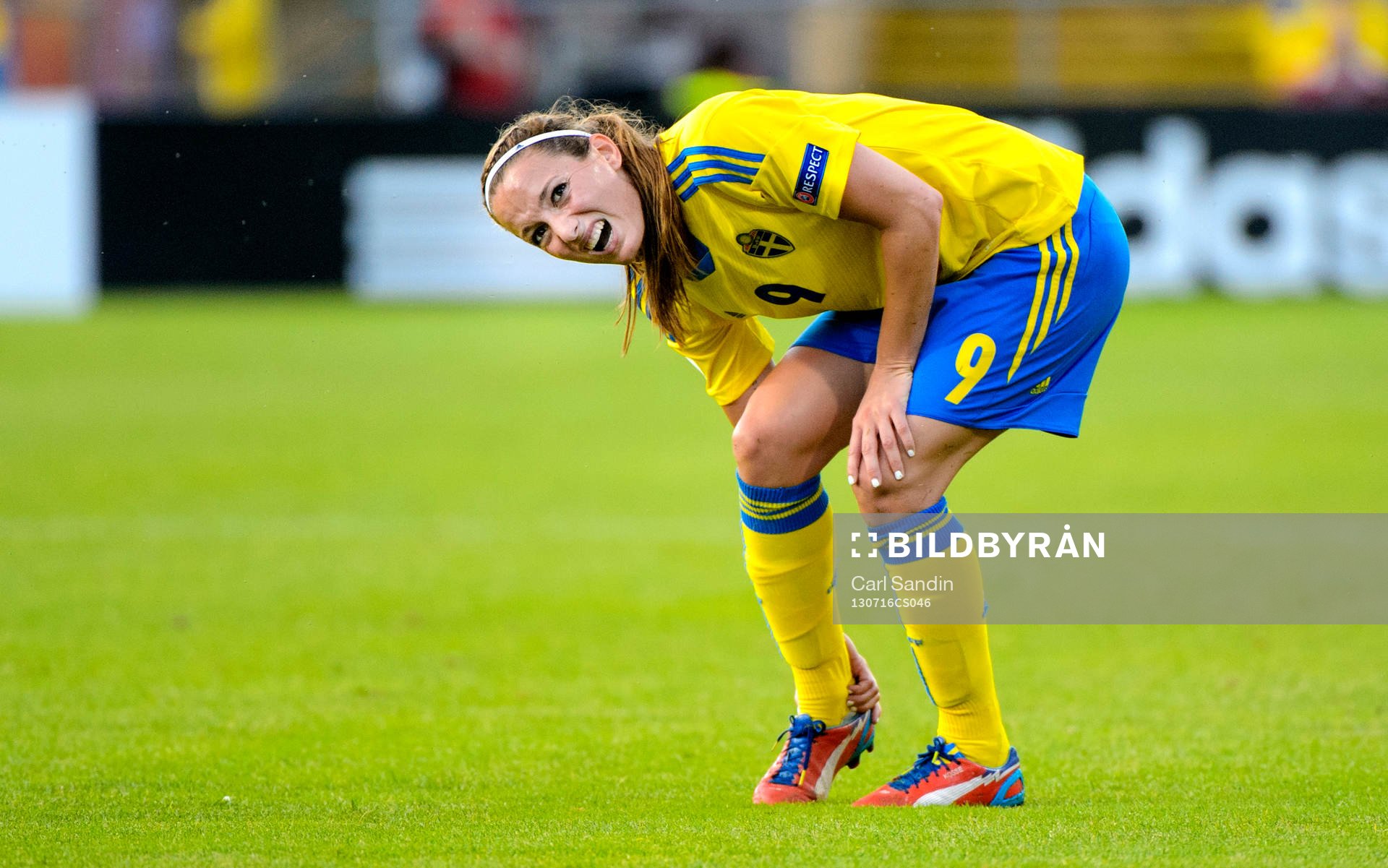 Sveriges Kosovare Asllani tar sig för höger häl i