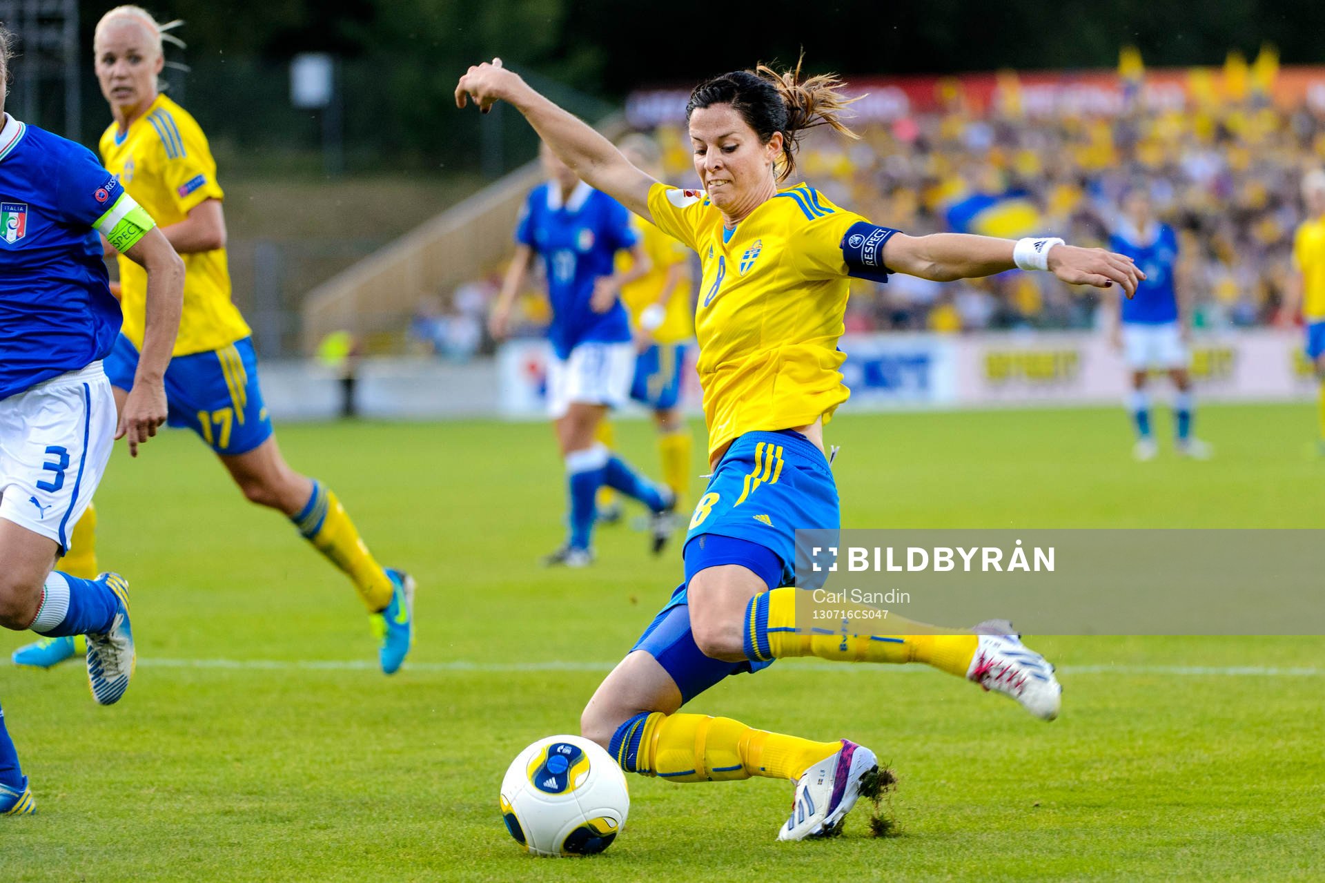 Sveriges Lotta Schelin laddar för skott i matchen mellan