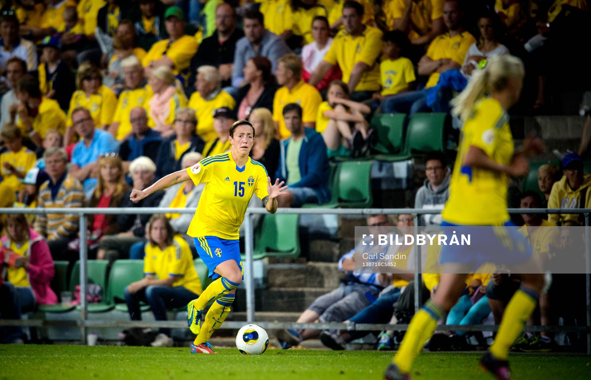Sveriges Therese Sjögran med bollen i matchen mellan