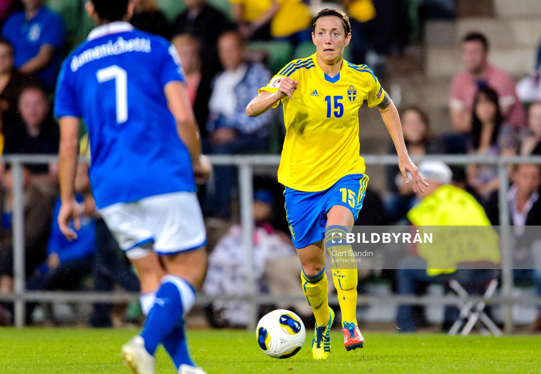 Sveriges Therese Sjögran med bollen i matchen mellan