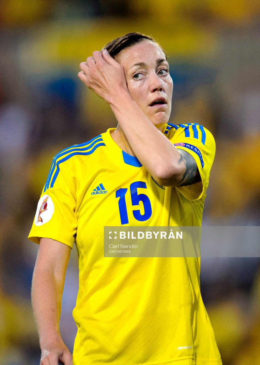 Sveriges Therese Sjögran fixar till håret i matchen