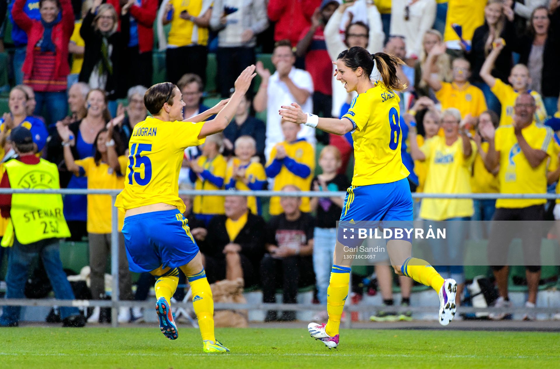 Sveriges Therese Sjögran och Lotta Schelin jublar