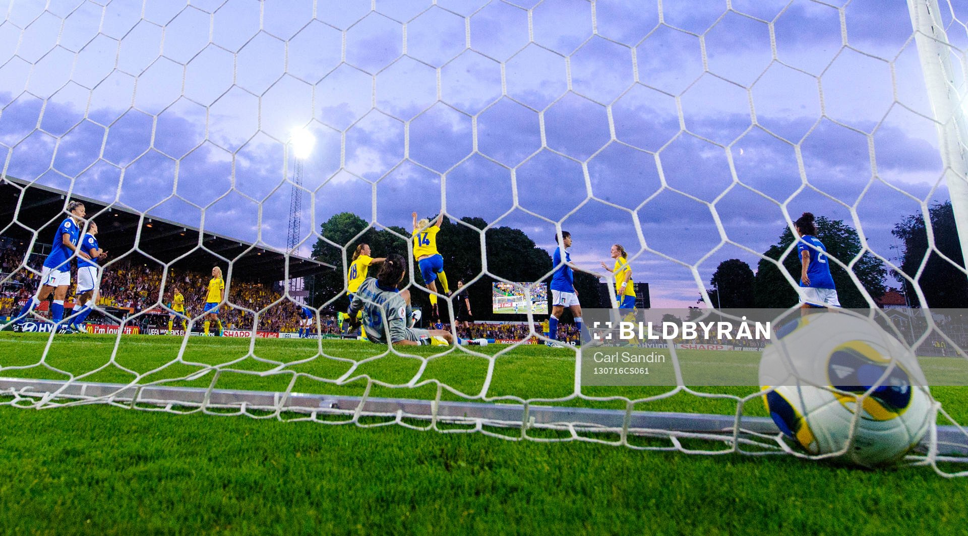 Sveriges Josefine Öqvist jublar efter sitt 3-0-mål i matchen mellan Sverige och Italien under dam-EM i fotboll 16 juli 2013 i Halmstad.