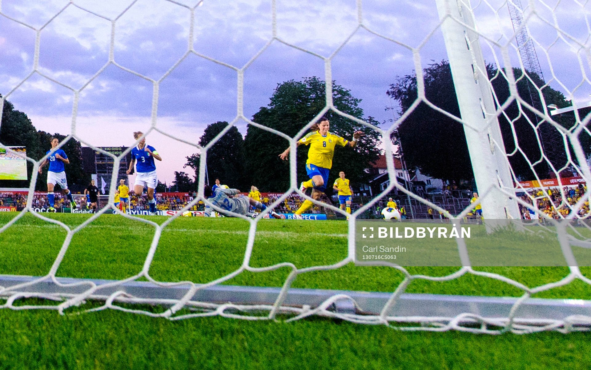 Sveriges Lotta Schelin tar sig förbi Italiens målvakt Chiara Marchitelli och gör 2-0 i matchen mellan Sverige och Italien under dam-EM i fotboll 16 juli 2013 i Halmstad.