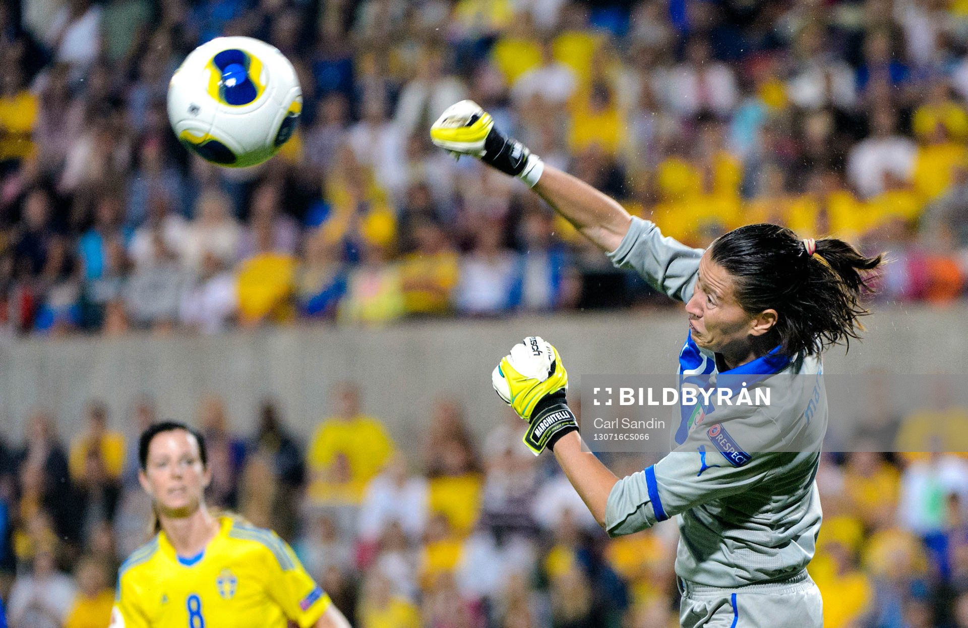Italiens målvakt Chiara Marchitelli boxar ut bollen i matchen mellan Sverige och Italien under dam-EM i fotboll 16 juli 2013 i Halmstad.