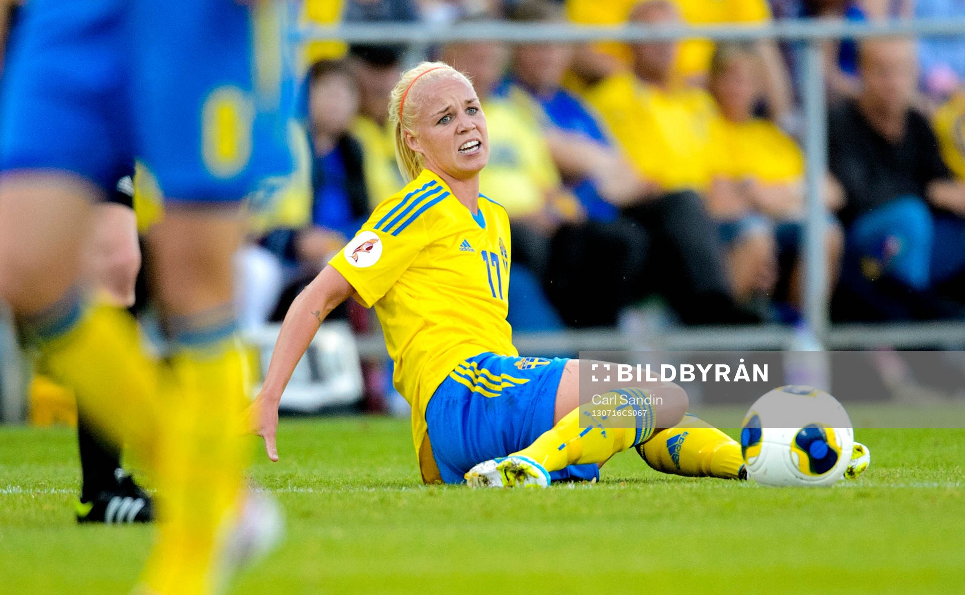 Sveriges Caroline Seger sitter på gräset och deppar i