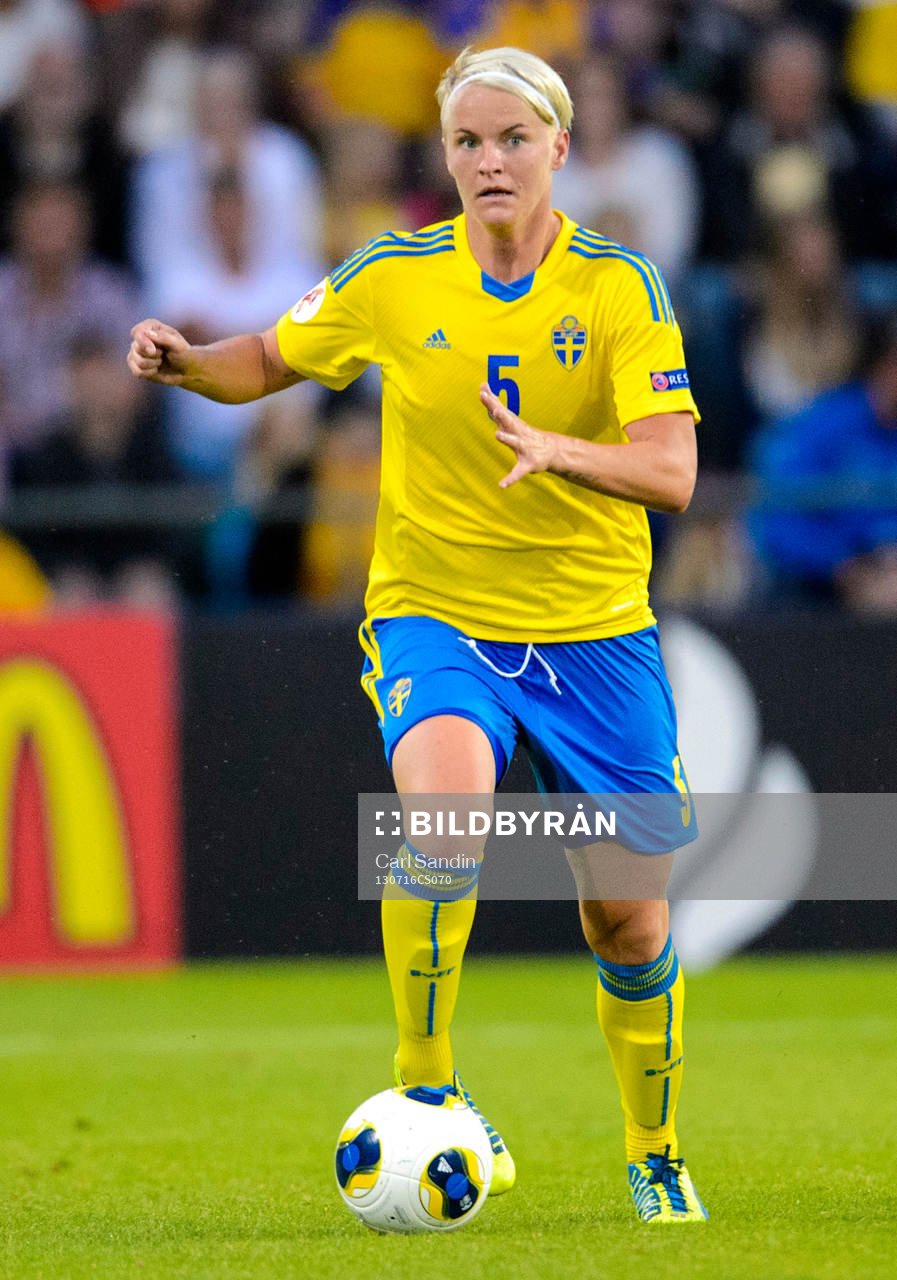 Sveriges Nilla Fischer med bollen i matchen mellan Sverige