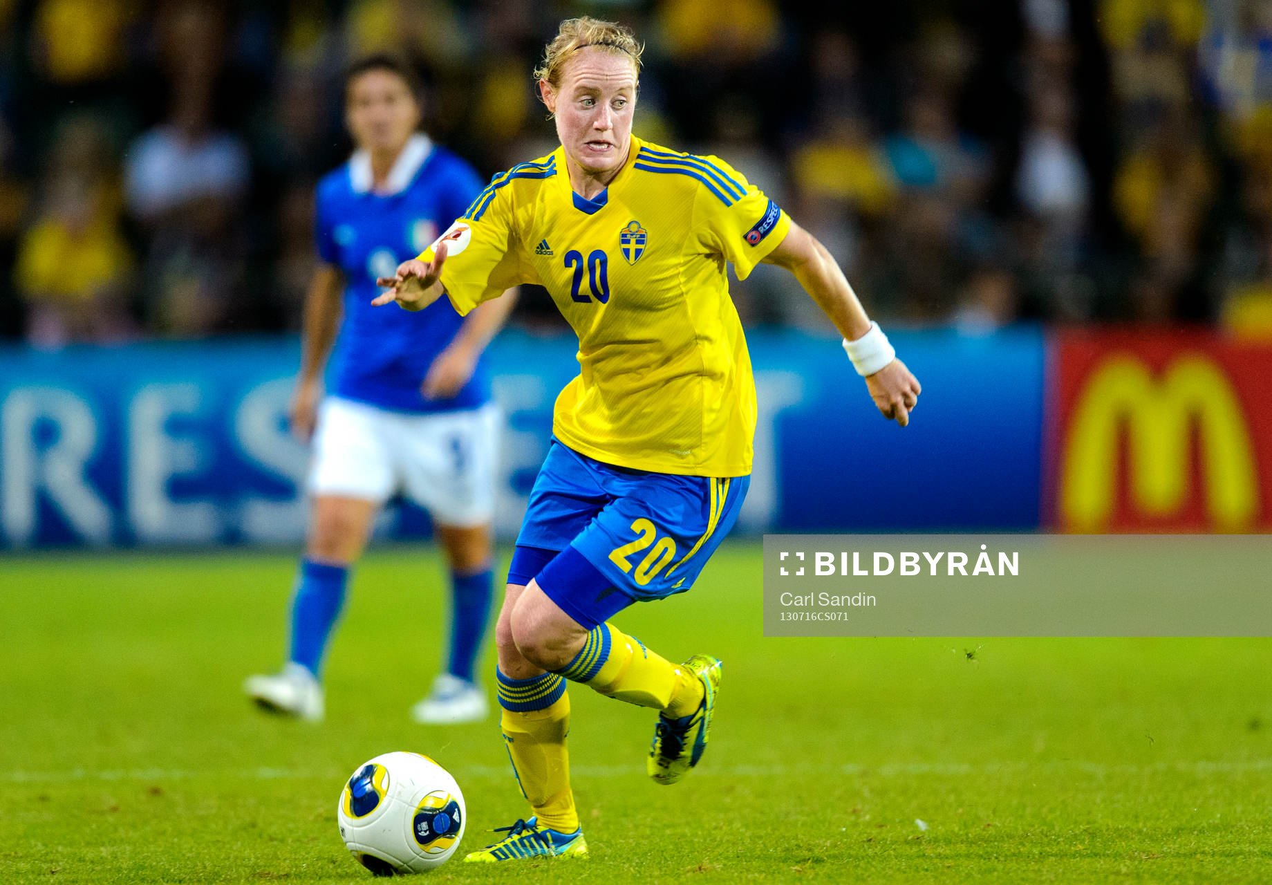 Sveriges Marie Hammarström med bollen i matchen mellan