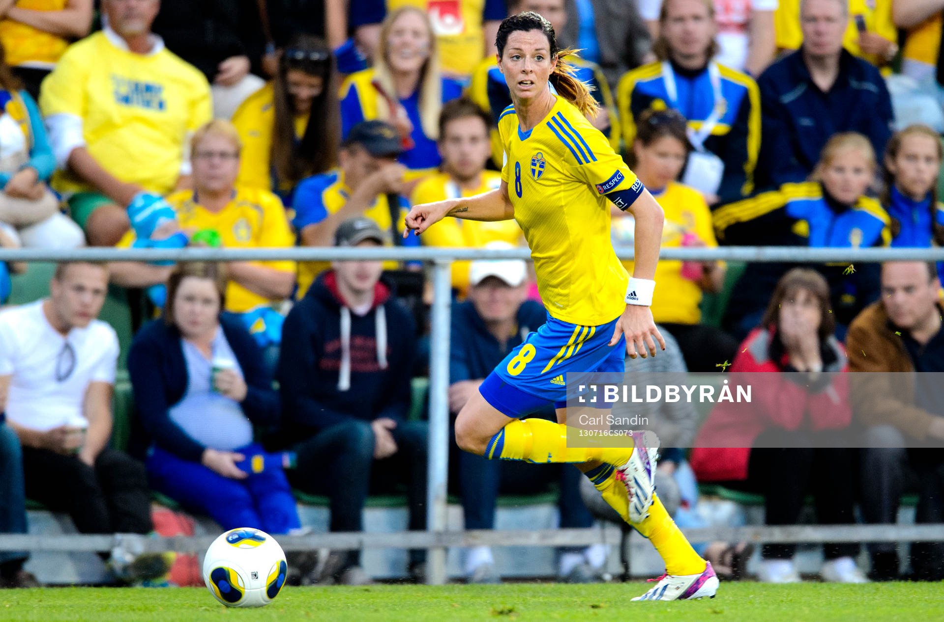 Sveriges Lotta Schelin med bollen i matchen mellan Sverige